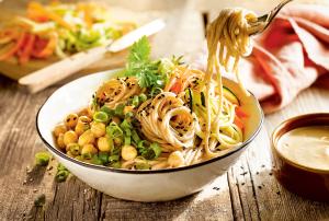 ensalada-de-tallarines-de-trigo-sarraceno-y-garbanzos-con-salsa-de-miso_c1fc0d37_230929084156_2000x1350